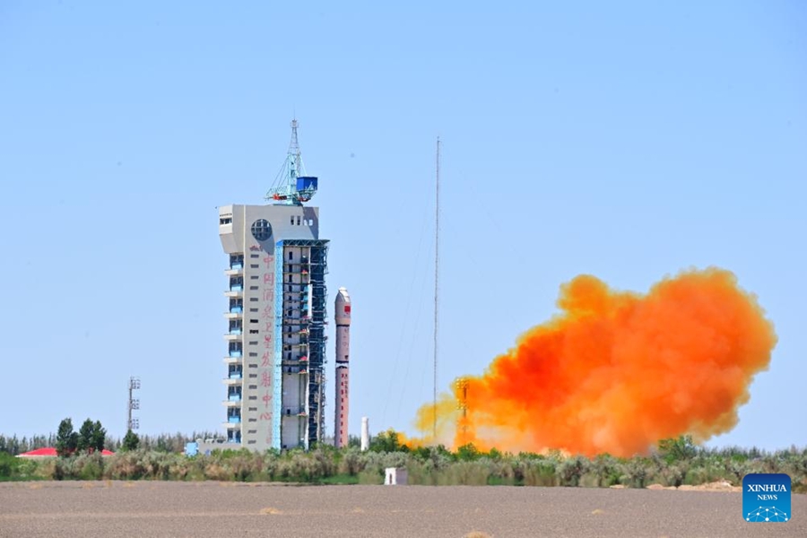 Un razzo vettore Long March-2D con a bordo una costellazione di satelliti per il calcolo spaziale decolla dal Centro di Lancio Satellitare di Jiuquan, nella Cina nord-occidentale. (14 maggio 2025 - Xinhua/Wang Jiangbo)