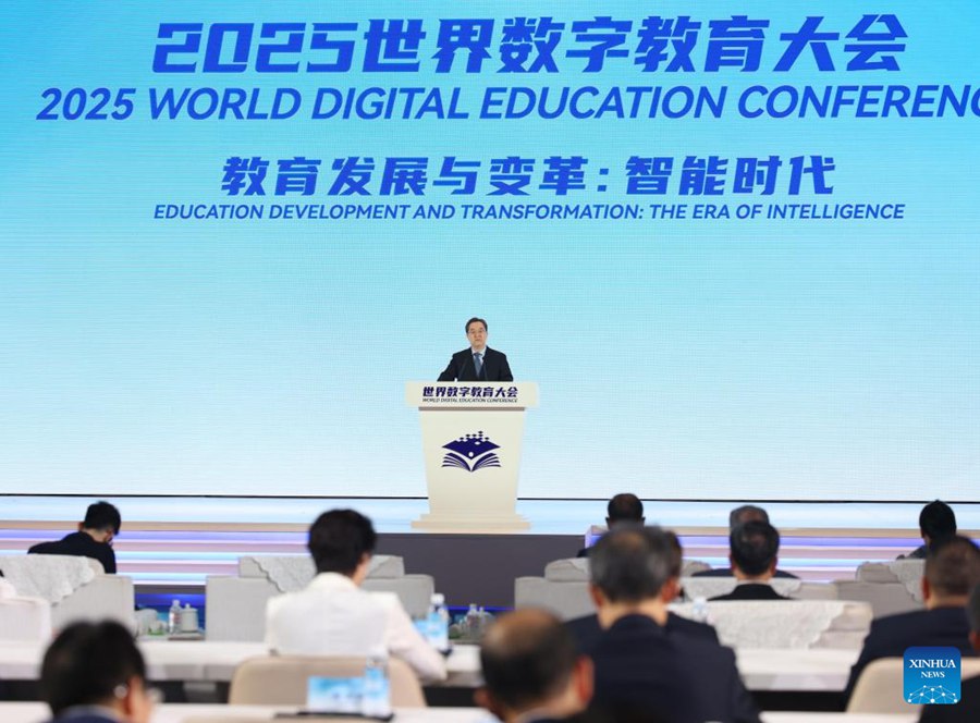Il vice premier cinese Ding Xuexiang, membro anche del Comitato Permanente dell'Ufficio Politico del Comitato Centrale del Partito Comunista Cinese, presenzia alla cerimonia di apertura della Conferenza Mondiale sull'Istruzione Digitale del 2025, a Wuhan, nella provincia centrale cinese dello Hubei. (14 maggio 2025 - Xinhua/Liu Weibing)