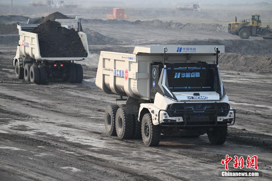 Camion elettrici da miniera a guida autonoma "Huaneng Ruichi" in funzione presso una miniera a cielo aperto a Hulunbuir, nella regione autonoma della Mongolia Interna. (15 maggio 2025 - Chinanews/Liu Wenhua)