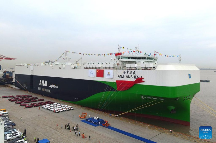 La nave per il trasporto auto "Anji Ansheng" presso lo Shanghai Haitong International Automotive Terminal, nella Cina orientale. (15 maggio 2025 - Xinhua/Fang Zhe)