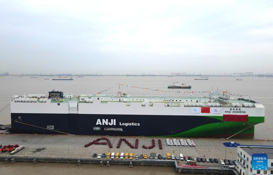 La più grande nave trasportatrice di auto al mondo costruito dalla Cina prende il largo