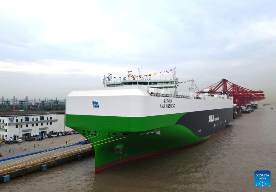 La più grande nave trasportatrice di auto al mondo costruito dalla Cina prende il largo