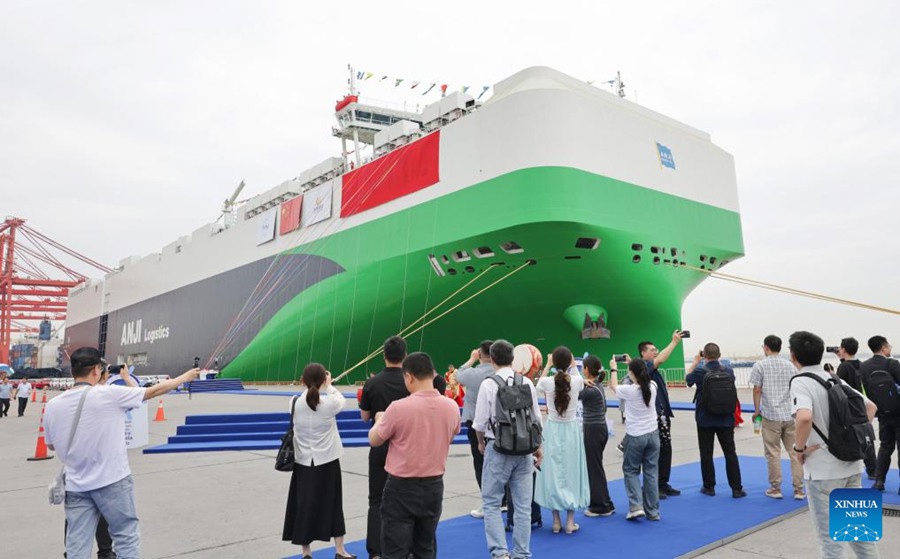 La più grande nave trasportatrice di auto al mondo costruito dalla Cina prende il largo