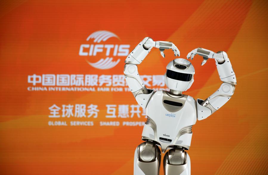 Un robot in posa durante la Fiera Internazionale Cinese per il Commercio dei Servizi (CIFTIS) del 2024 presso il China National Convention Center di Beijing, capitale della Cina. (12 settembre 2024 - Xinhua/Zou Guangping)