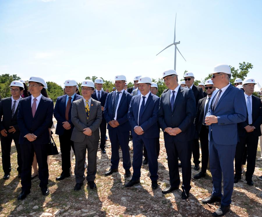 Il Primo Ministro croato Andrej Plenkovic (2° a destra, davanti) e l'ambasciatore cinese in Croazia Qi Qianjin (2° a sinistra, davanti) visitano il cantiere del progetto solare Korlat, Croazia. (15 maggio 2025 - Xinhua/Li Xuejun)