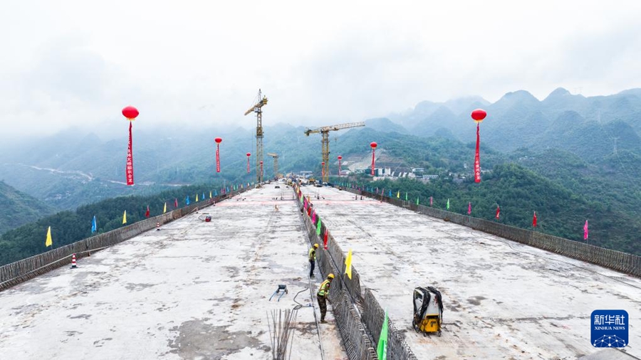 Ponte Liuzhi sull'autostrada Nayong-Qinglong completato con successo