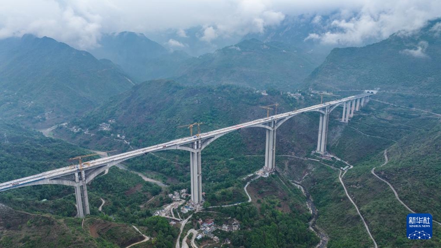 Ponte Liuzhi sull'autostrada Nayong-Qinglong completato con successo