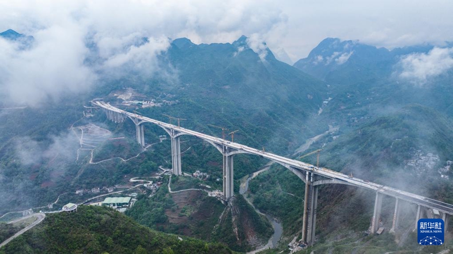 Ponte Liuzhi sull'autostrada Nayong-Qinglong completato con successo