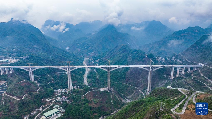 Ponte Liuzhi sull'autostrada Nayong-Qinglong completato con successo