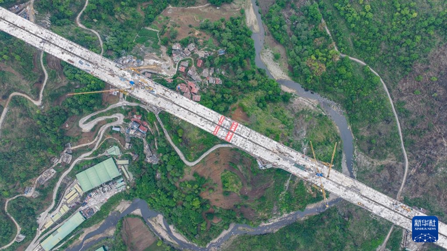 Ponte Liuzhi sull'autostrada Nayong-Qinglong completato con successo