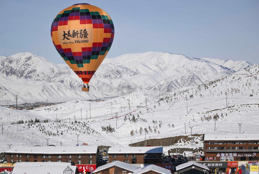Emozioni alle stelle nel turismo a bassa quota dello Xinjiang
