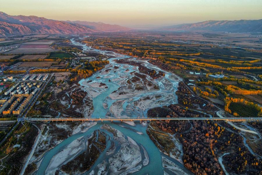 Emozioni alle stelle nel turismo a bassa quota dello Xinjiang