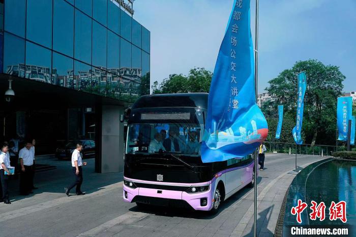 I primi autobus a giuda autonoma L4 lanciati a Chengdu, nella provincia cinese del Sichuan. (Foto fornita dalla Chengdu Public Transport Group Co., Ltd.)