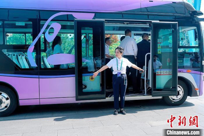 I primi autobus a guida autonoma L4 da 6 metri debuttano a Chengdu