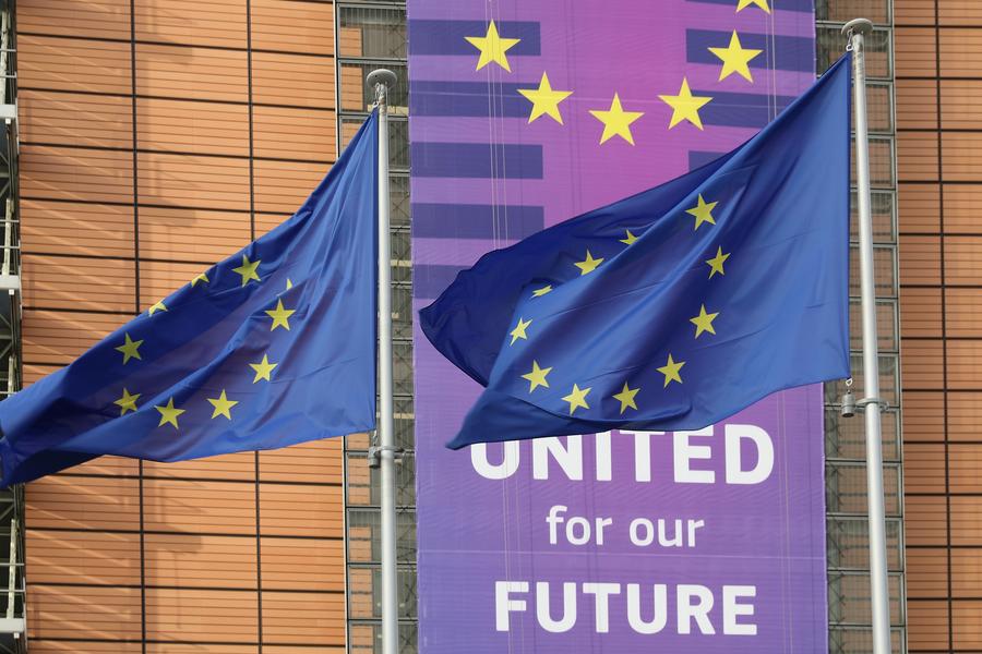 Bandiere dell'Unione Europea sventolano fuori dal Palazzo Berlaymont, sede della Commissione Europea, a Bruxelles, Belgio. (29 gennaio 2025 - Xinhua/Meng Dingbo)