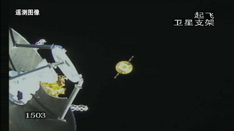 Foto scattata dalla fotocamera satellitare del razzo vettore Long March-8, mostra il satellite ripetitore Queqiao-2 (C) che si separa con successo dal razzo vettore, con l'ala solare e l'antenna completamente dispiegate. (20 marzo 2024 - China National Space Administration/Foto in gentile concessione a Xinhua)