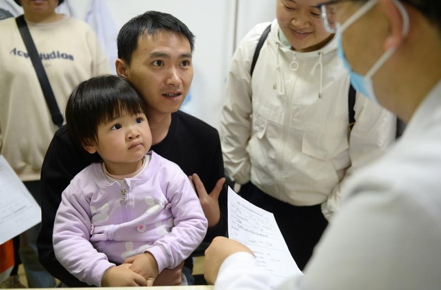Pazienti parlano con un medico esperto in un ospedale nella prefettura autonoma Bouyei-Miao di Qianxinan, provincia sud-occidentale cinese del Guizhou. (24 aprile 2025 - Xinhua/Liu Yongzhen)