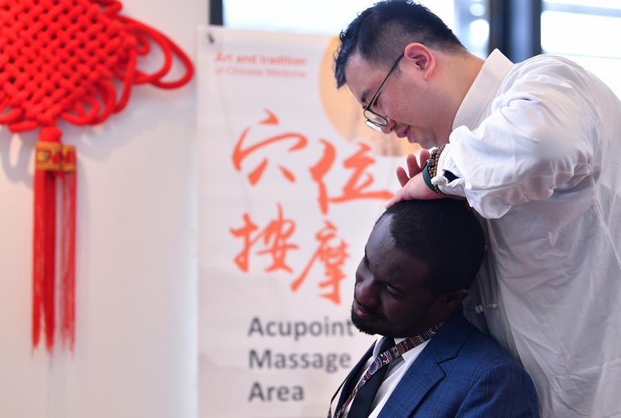 Partecipante riceve un massaggio con agopuntura durante un evento di medicina tradizionale cinese al Palais des Nations di Ginevra, Svizzera. (28 ottobre 2024 - Xinhua/Lian Yi)