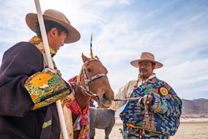 Damxung, Xizang: corse a cavallo in costume