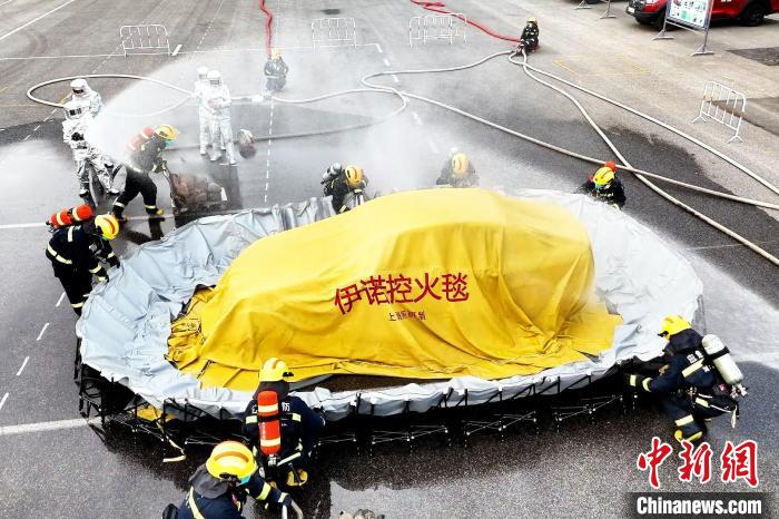 Un'esercitazione di soccorso per incendio causato da apparecchiature a nuova energia organizzata dal Corpo dei Vigili del Fuoco di Wuhan, nella provincia cinese dello Hubei. (20 maggio 2025 – Foto fornita dal Corpo dei Vigili del Fuoco di Wuhan)