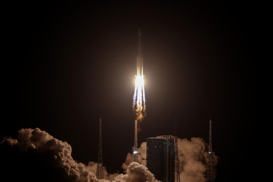 Un razzo vettore Long March-7A con a bordo il satellite ChinaSat 3B decolla dal sito di lancio spaziale di Wenchang, nella provincia meridionale cinese di Hainan. (20 maggio 2025 - Xinhua/Zhang Liyun)