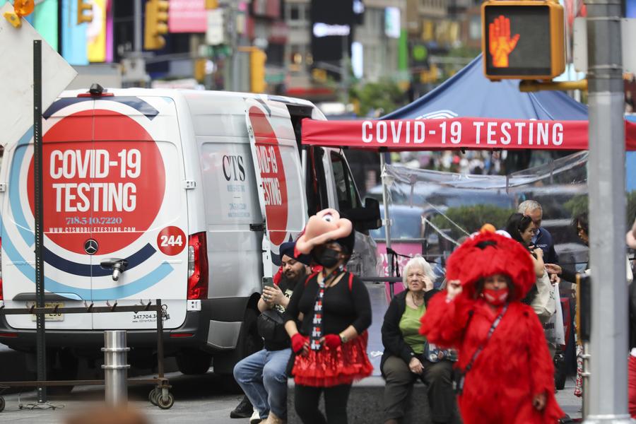 Un sito per i test COVID-19 a Times Square, New York. (17 maggio 2022 - Xinhua/Wang Ying)