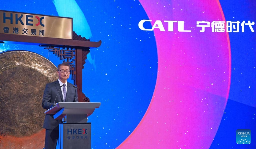 Il gigante delle batterie per veicoli elettrici CATL si quota a Hong Kong, segnando la più grande IPO da anni
