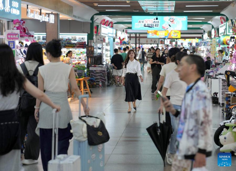 Sun Lijuan è raffigurato allo Yiwu International Trade Mart di Yiwu, nella provincia orientale cinese dello Zhejiang. (20 maggio 2025 - Xinhua/Han Chuanhao)