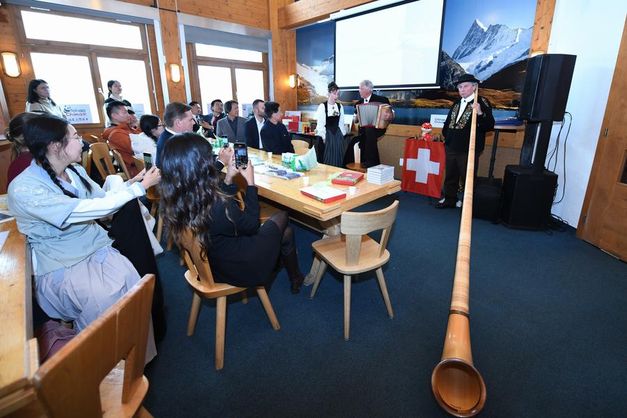 Il tè cinese riscuote successo alla cerimonia in cima ai monti svizzeri
