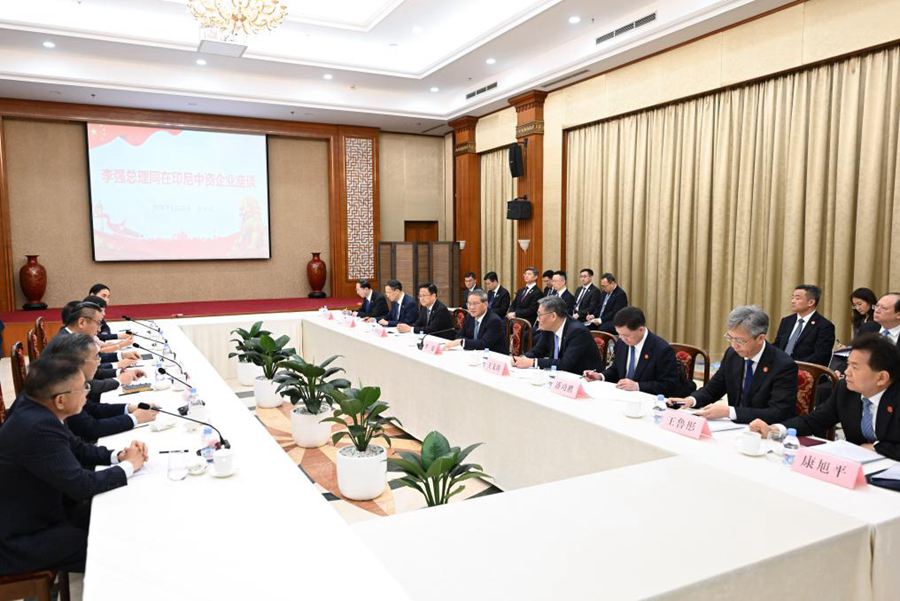 Il premier cinese Li Qiang partecipa a un simposio per le imprese cinesi in Indonesia, a Giacarta, Indonesia. (25 maggio 2025 - Xinhua/Li Xiang)