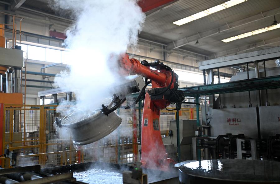 Officina di un'azienda produttrice di materiali in alluminio nella zona di sviluppo economico e tecnologico del canale di Hongqi, nella città di Linzhou, nella provincia centrale cinese dello Henan. (19 marzo 2025 Xinhua/Li Jianan)