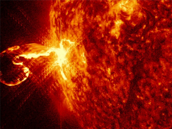 Brillamento solare con un'espulsione di massa coronale. (Foto per gentile concessione della Beijing Normal University via Xinhua)