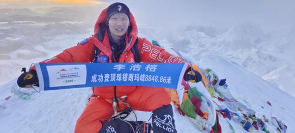 Li Haorong in cima alla vetta più alta del mondo, il Monte Qomolangma (Monte Everest). (25 maggio 2025 - Foto fornita a China Daily)