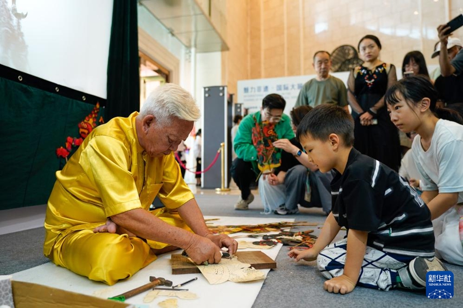 Artigiano realizza marionette delle ombre tradizionali malaysiane. (28 maggio 2025 - Xinhua/Xu Bingjie)