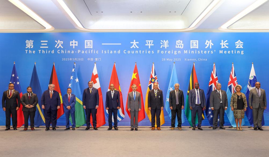Il Ministro degli Esteri cinese Wang Yi co-presiede il terzo incontro dei Ministri degli Esteri della Cina e dei Paesi insulari del Pacifico con il Presidente e Ministro degli Esteri di Kiribati Taneti Maamau a Xiamen, nella provincia sud-orientale cinese del Fujian. (28 maggio 2025 - Xinhua/Ding Lin)