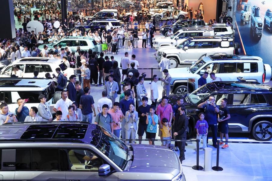 I visitatori allo stand BYD durante il Salone Internazionale dell'Auto della Greater Bay Area Guangdong-Hong Kong-Macao 2025 a Shenzhen, nella provincia meridionale cinese del Guangdong. (31 maggio 2025 - Xinhua/Liang Xu)