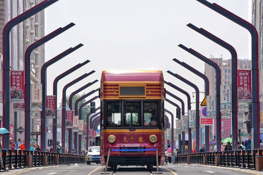 Il tram turistico a idrogeno Qingchun debutta in via Hongqi a Changchun. (30 maggio 2025 - Quotidiano del Popolo Online/Li Yang)
