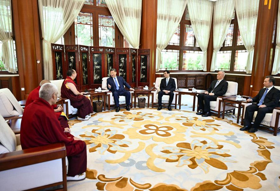Xi Jinping incontra il Panchen Lama, Bainqen Erdini Qoigyijabu