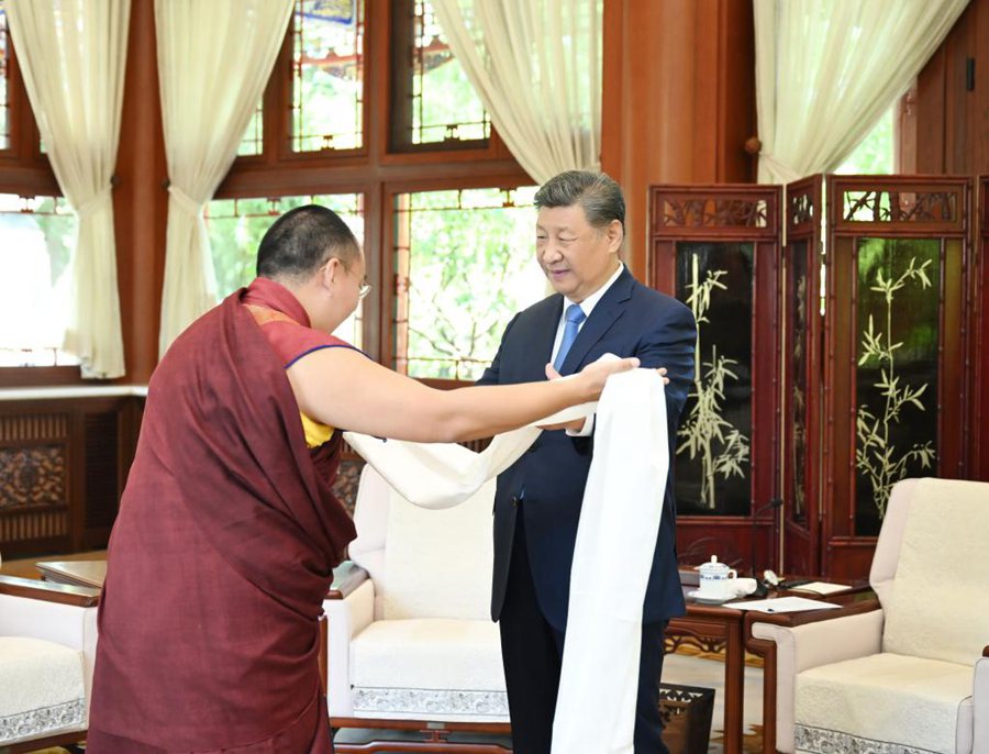 Xi Jinping incontra il Panchen Lama, Bainqen Erdini Qoigyijabu