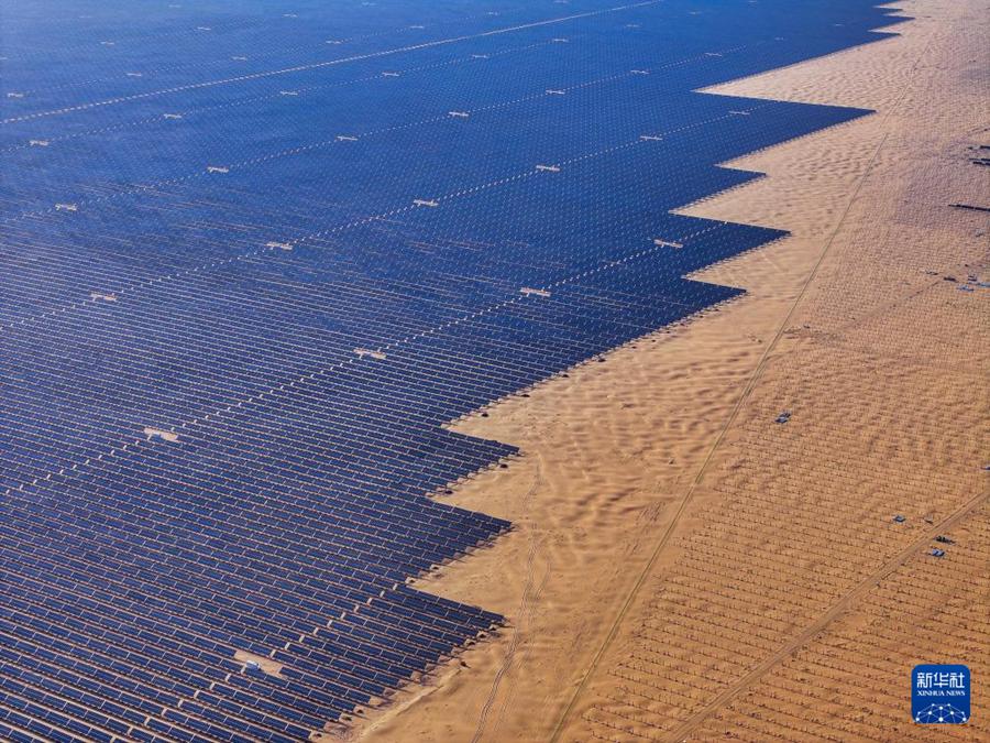Progetto fotovoltaico nel Deserto di Kubuqi, nella Regione Autonoma della Mongolia Interna, Cina settentrionale. (6 giugno 2025 - Xinhua/Lian Zhen)