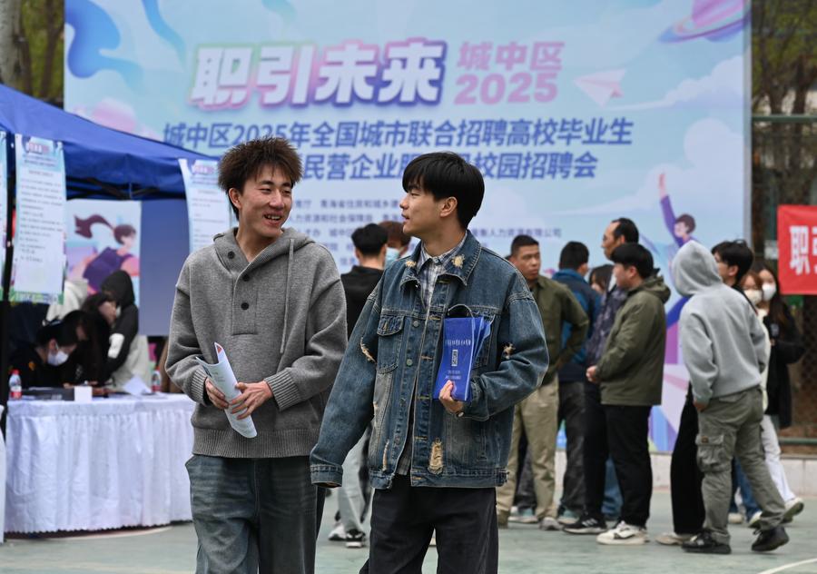 Gli studenti partecipano a una fiera del lavoro universitaria tenutasi presso il Qinghai College of Architectural Technology a Xining, nella provincia nord-occidentale cinese del Qinghai. (23 aprile 2025 - Xinhua/Qi Zhiyue)