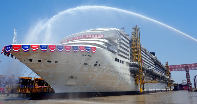 La seconda grande nave da crociera costruita in Cina, l'Adora Flora City, riceve il saluto navale presso il cantiere Shanghai Waigaoqiao. (9 giugno 2025 - China Daily/Gao Erqiang)