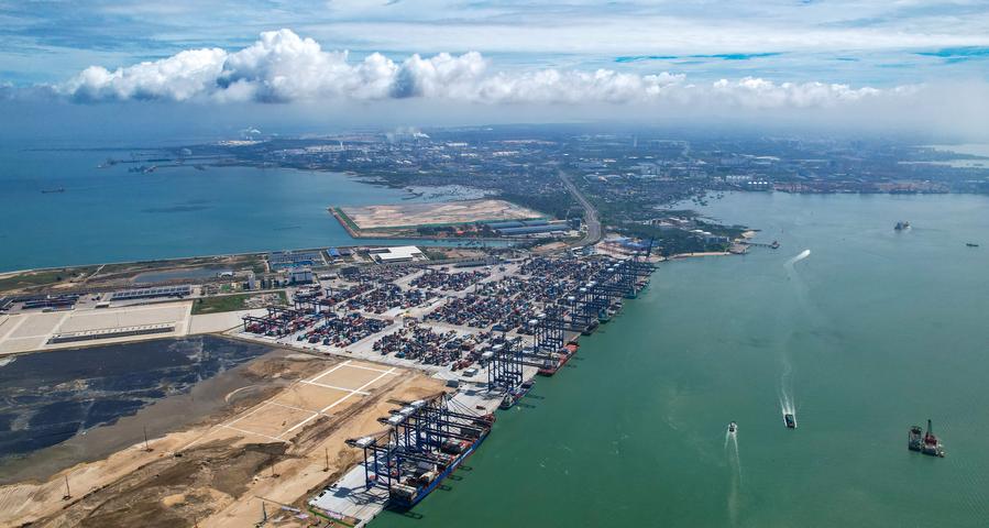 Vista del porto container internazionale di Yangpu, nella zona di sviluppo economico di Yangpu a Danzhou, nella provincia meridionale cinese di Hainan. (28 maggio 2025 - Xinhua/Yang Guanyu)