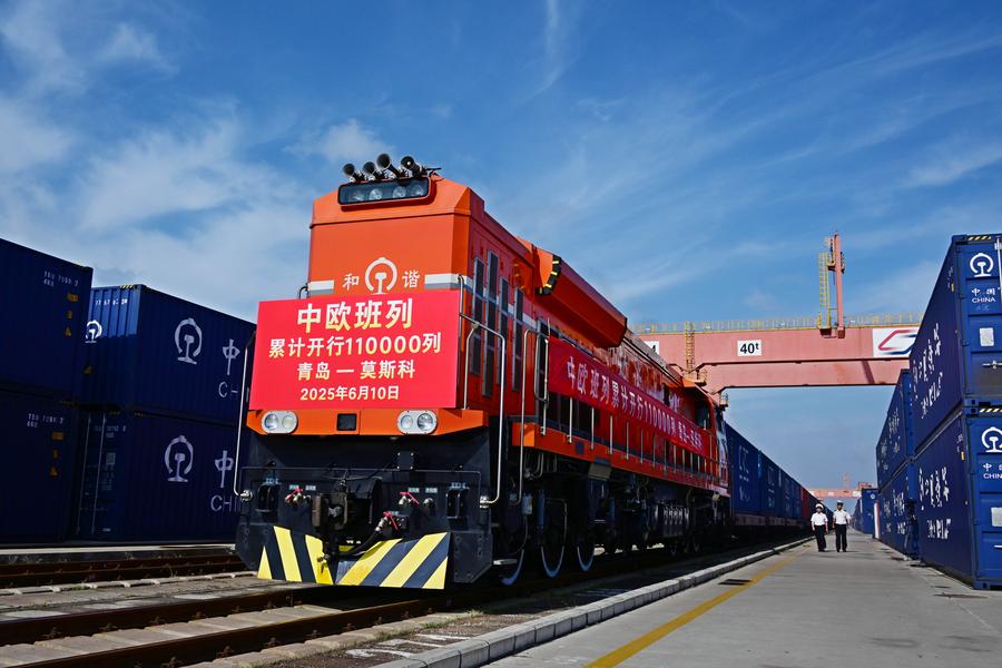 Funzionari doganali supervisionano la partenza del 110.000° treno merci Cina-Europa dalla stazione ferroviaria di Jiaozhou a Qingdao, nella provincia orientale cinese dello Shandong. (10 giugno 2025 - Xinhua/Li Ziheng)