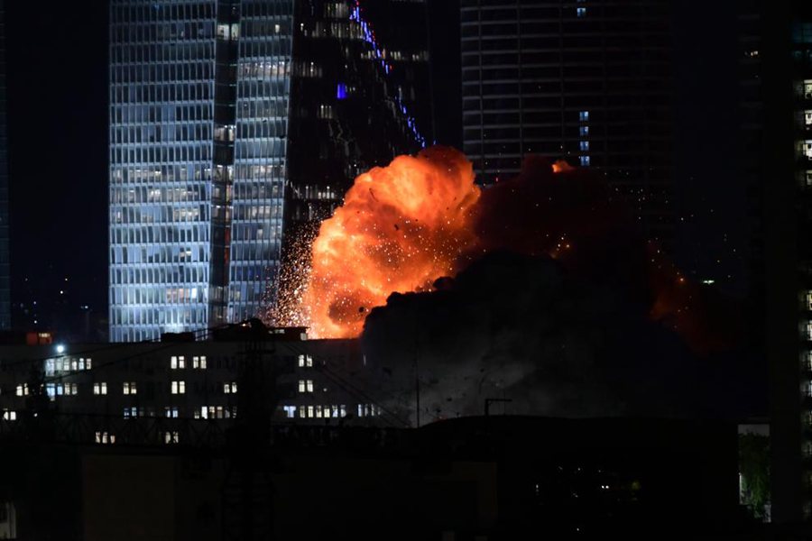 Attacchi missilistici in Israele e strutture di stoccaggio petrolifero colpite in Iran