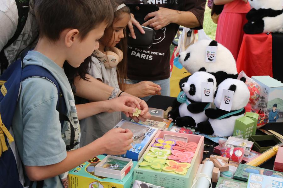 I colori di diverse culture brillano all'Asian Festival di Sofia