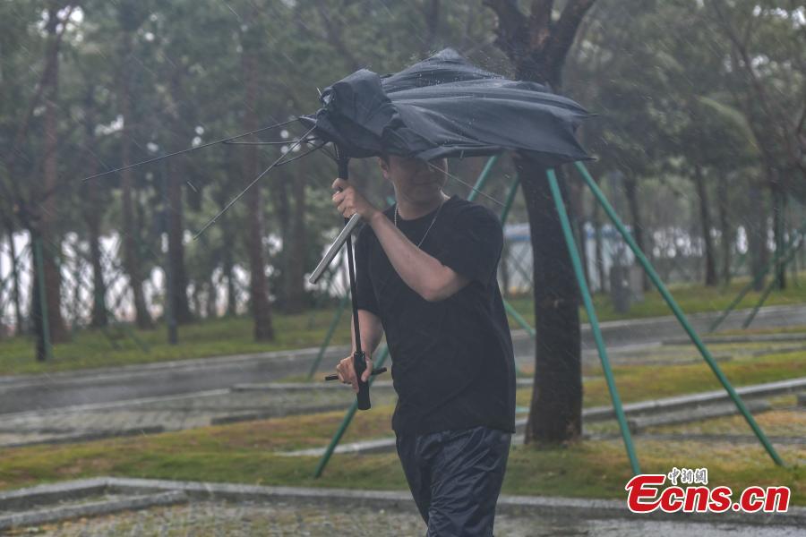 Il tifone Wutip colpisce Hainan con forti venti e pioggia