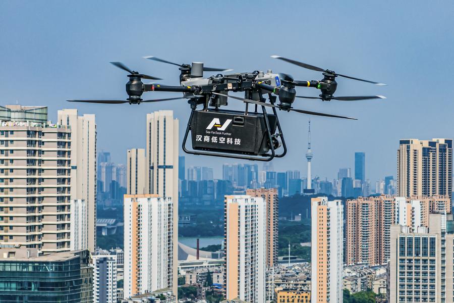 Un drone logistico in volo a Wuhan, nella provincia centrale dell'Hubei. (16 giugno 2025 - Xinhua/Wu Zhizun)