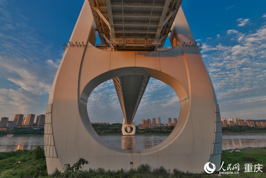 Il ponte Baijusi sul fiume Yangtze di Chongqing. (Quotidiano del Popolo Online/Zeng Yinghao)