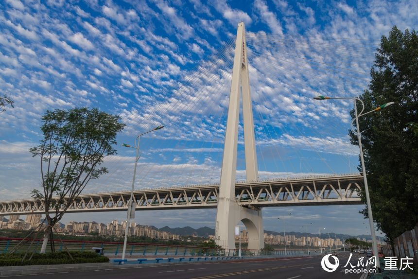 Il ponte Baijusi incarna il fascino futuristico di Chongqing
